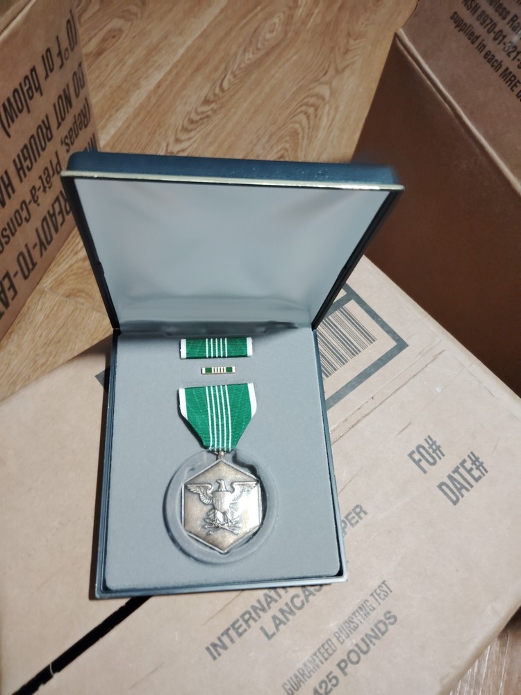 US Army Commendation Medal (ARCOM) Set: Lapel Pin, Ribbon, & Case 7923