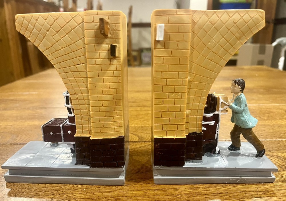 The Wizarding World of Harry Potter Platform 9 3/4 Decorative Bookends