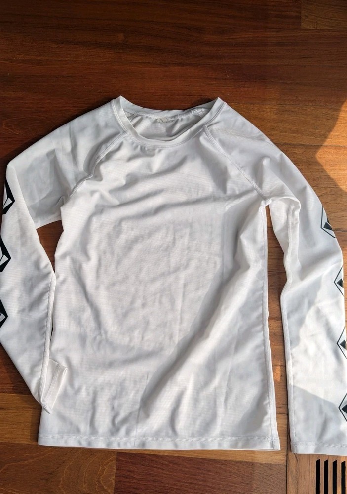 Volcom Women's Long-Sleeve Rash-Guard Swim Shirt Medium Fits Small