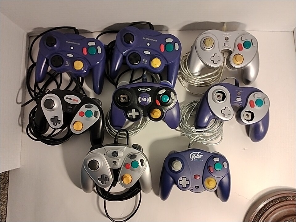 Bundle / Lot of 8 Third Party Nintendo Gamecube Controllers for Parts and Repair-image