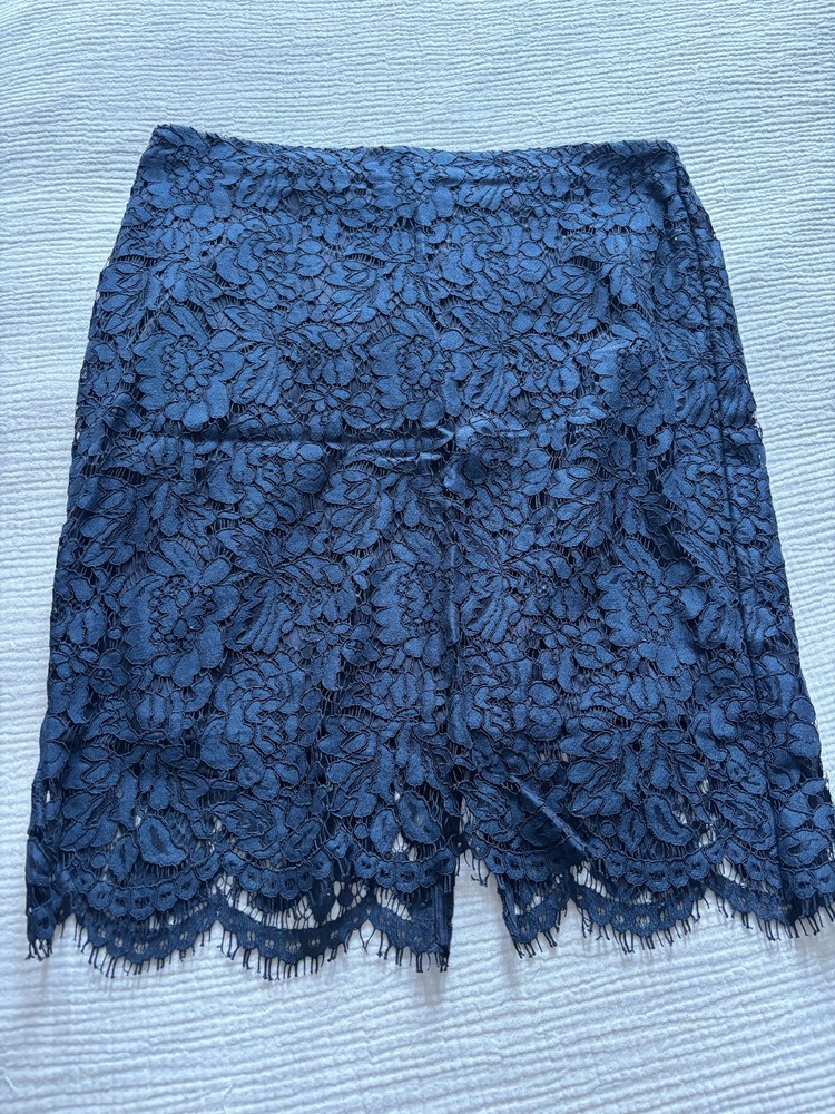 Banana Republic Lace Pencil Skirt – Size 8