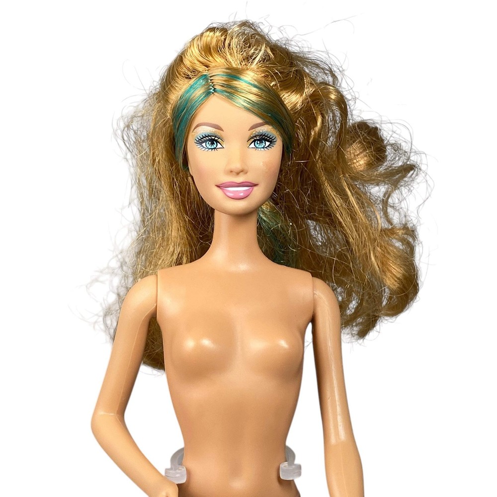 2009 Barbie and the Three Musketeers Aramina #N8019 Doll