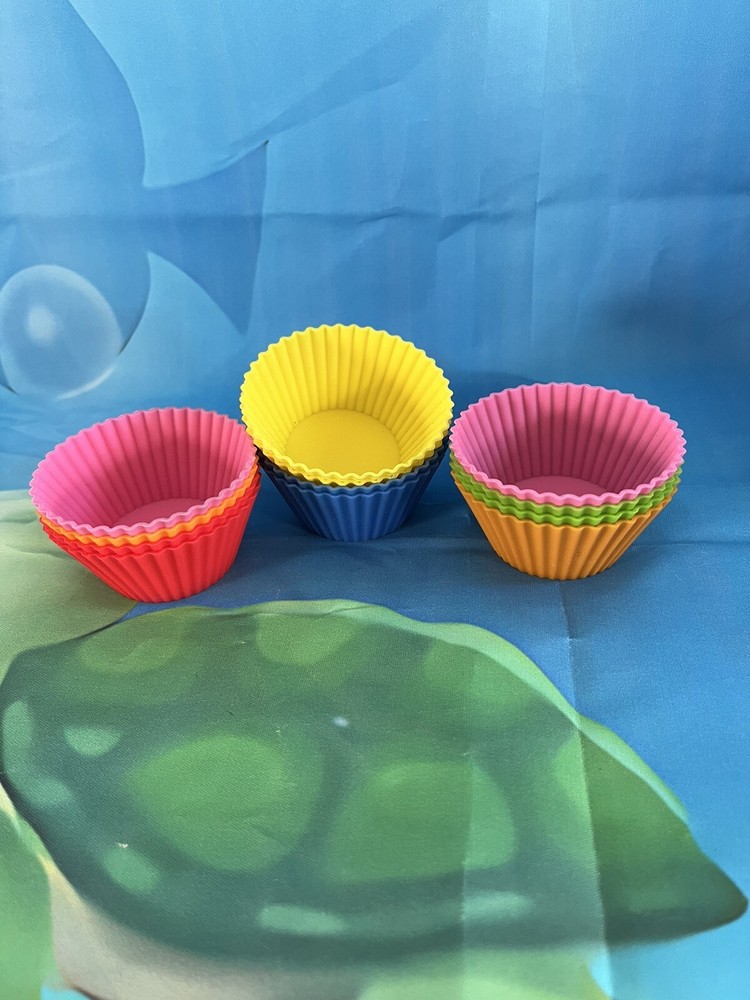 AmazonBasics 12-Pack Reusable Silicone Baking Cups for Muffins & Cupcakes-image