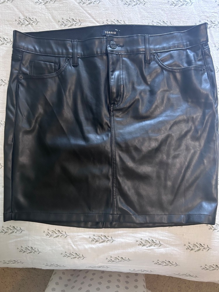 Womens Torrid Faux Leather Skirt Black NWT Size 16 Mini Skirt