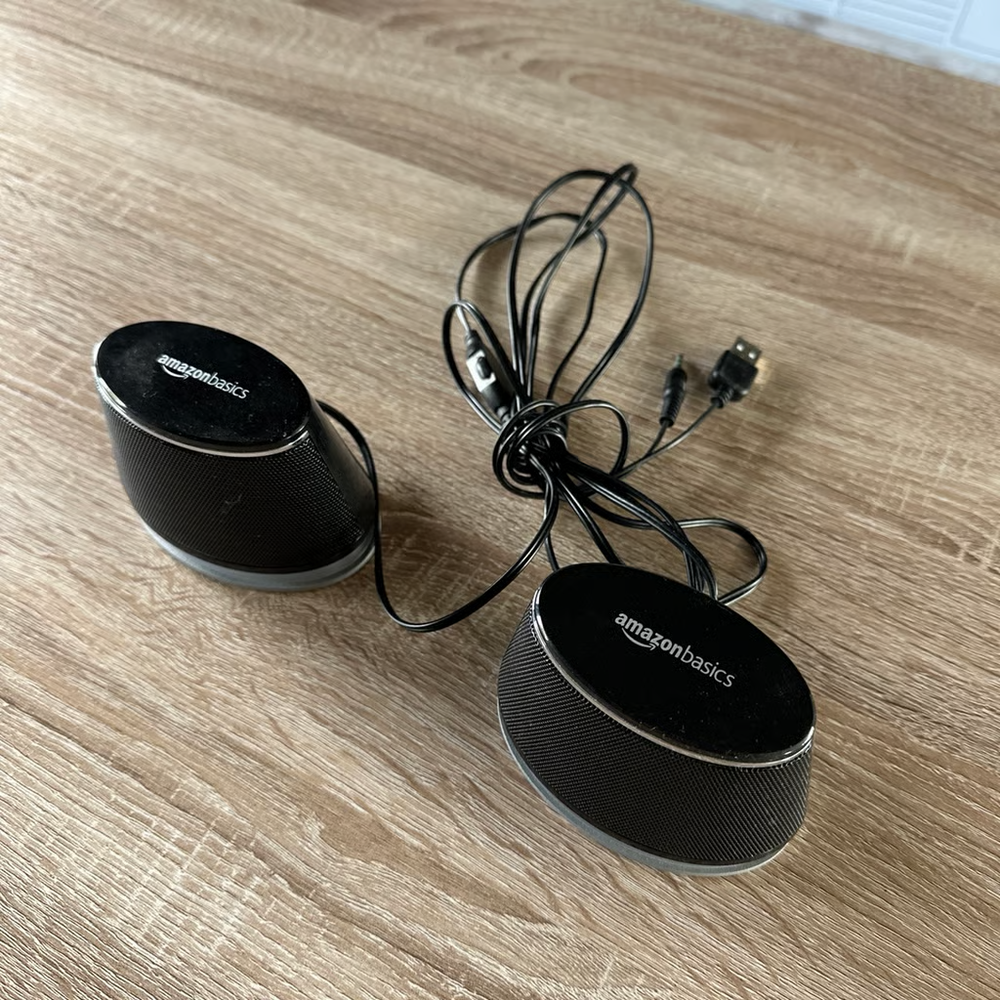 AmazonBasics V620BLACK USB-Powered PC Speakers with Dynamic Sound - Black-image